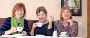 Kunst-Kartell. Christina Vierke, Barbara und Juliane Rothenburg (v.l.) erinnern sich beim Kaffeeklatsch an die ersten Jahre in Potsdam und ihre erste Galerie.