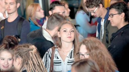 Mindestens 500 der insgesamt rund 620 Studienanfänger der Fachhochschule Potsdam sind am Montag zur Begrüßung ins Hans Otto Theater in die Schiffbauergasse gekommen.
