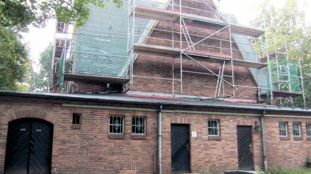Neues Dach für alte Kapelle. Die Teltower Trauerhalle wird saniert.