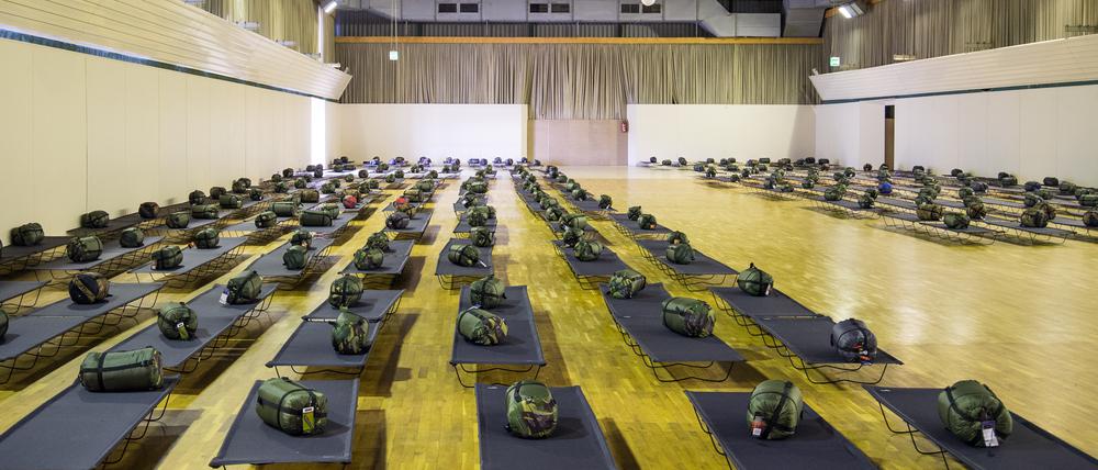 Mehr Flüchtlinge in Brandenburg erwartet: Auf dem Gelände der Messe und Veranstaltungs GmbH in Frankfurt (Oder) stehen Liegen für Flüchtlinge bereit.