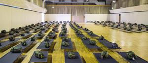 Mehr Flüchtlinge in Brandenburg erwartet: Auf dem Gelände der Messe und Veranstaltungs GmbH in Frankfurt (Oder) stehen Liegen für Flüchtlinge bereit.