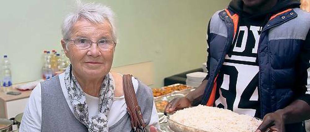 Kuchen und Reis. Bewohner des Flüchtlingsheims kochten Mittagessen, Anwohner brachten Kuchen für die Kaffeetafel.
