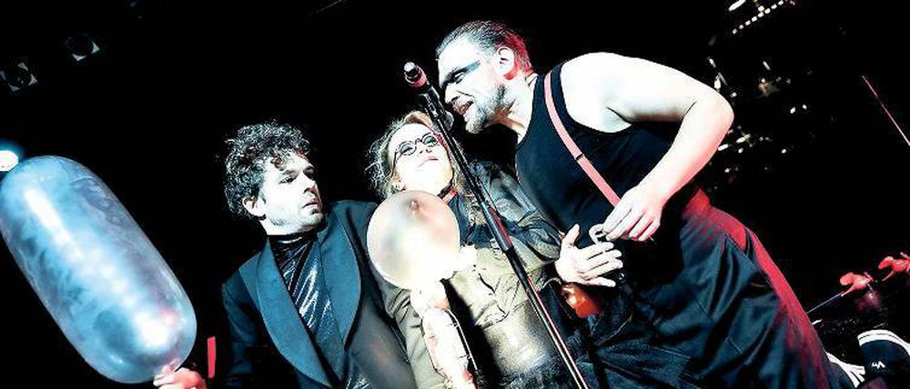 Frauenfreund, Linker und Geflüchteter. Bertolt Brecht hatte viele Seiten – zu viele, um seine Lieder von nur einem singen zu lassen. Auf der Bühne des HOT tun das unter anderen Friedemann Eckert, Nina Gummich, Florian Schmidtke (v.l.).
