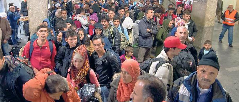 Viel Hoffnung. Flüchtlingsfamilien warten am Bahnhof in Schönefeld auf die Weiterfahrt zur Unterkunft.