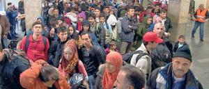 Viel Hoffnung. Flüchtlingsfamilien warten am Bahnhof in Schönefeld auf die Weiterfahrt zur Unterkunft.