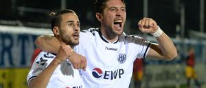 In Feierlaune. Die Babelsberger Spieler Onur Uslucan (l.) und Andis Shala jubeln über den Sieg.
