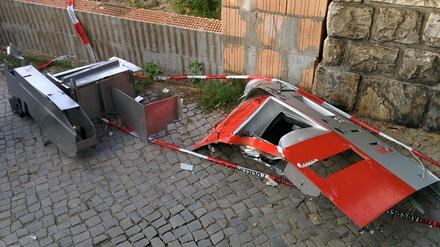 Unbekannte haben diesen Fahrkartenautomaten am Bahnhof Wilhelmshorst gesprengt.