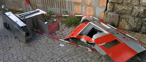 Unbekannte haben diesen Fahrkartenautomaten am Bahnhof Wilhelmshorst gesprengt.