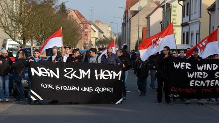 Unter den Teilnehmern der "Nein zum Heim"-Kundgebung in Guben waren einige Neonazis dabei.