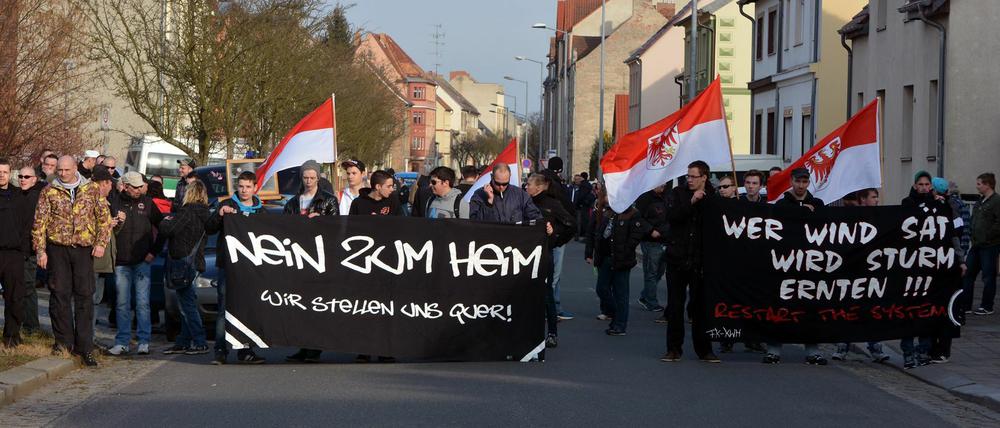 Unter den Teilnehmern der "Nein zum Heim"-Kundgebung in Guben waren einige Neonazis dabei.