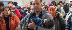 Flüchtlinge kommen per Sonderzug in Schönefeld an.