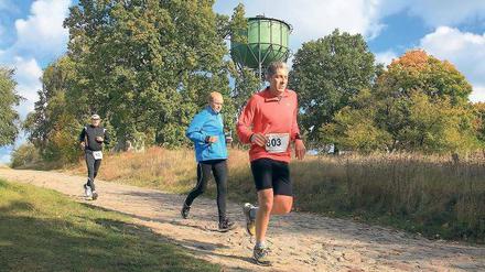 Grüner Willkommensgruß. Ein alter Wasserturm empfängt die Burgenläufer, wenn sie auf ihrem 25 Kilometer langen Lauf durch den Hohen Fläming Wiesenburg erreichen. Der Turm ist eine von vielen interessanten Wegmarken an der Strecke.