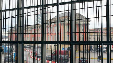 Es ist ein Kreuz. Für das vermeintliche Kunstwerk habe nie eine Baugenehmigung vorgelegen, so der damals zuständige Baudezernent Matthias Klipp. Auch bei der Bauabnahme scheint das niemandem aufgefallen zu sein.