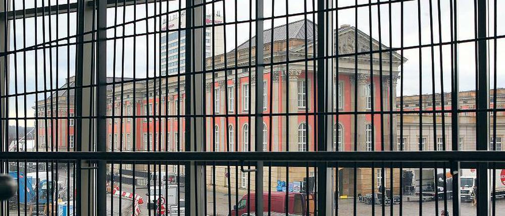 Es ist ein Kreuz. Für das vermeintliche Kunstwerk habe nie eine Baugenehmigung vorgelegen, so der damals zuständige Baudezernent Matthias Klipp. Auch bei der Bauabnahme scheint das niemandem aufgefallen zu sein.