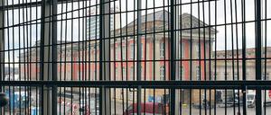 Es ist ein Kreuz. Für das vermeintliche Kunstwerk habe nie eine Baugenehmigung vorgelegen, so der damals zuständige Baudezernent Matthias Klipp. Auch bei der Bauabnahme scheint das niemandem aufgefallen zu sein.