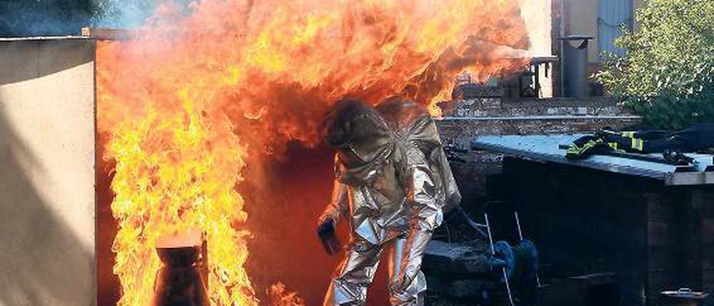 Kein Wasser auf Fett. Sonst brennt es lichterloh, wie die Stahnsdorfer Feuerwehr beim Tag der offenen Tür am Dorfplatz demonstrierte.