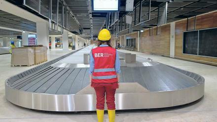 Noch stehen an der BER-Baustelle nicht nur die Kofferbänder still. Flughafenchef Mühlenfeld aber ist optimistisch, dass bald am neuen Hauptstadtflughafen weitergebaut wird.