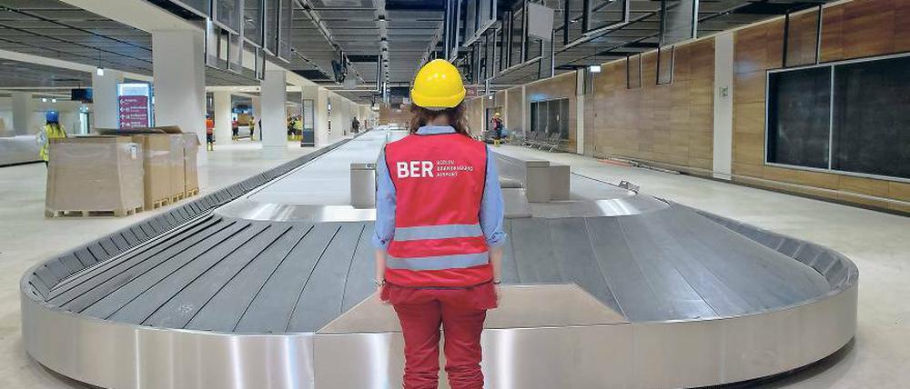 Noch stehen an der BER-Baustelle nicht nur die Kofferbänder still. Flughafenchef Mühlenfeld aber ist optimistisch, dass bald am neuen Hauptstadtflughafen weitergebaut wird.