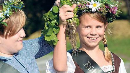 Erntestart. Das Rübchenprinzenpaar Leni Rübe und Till Seidel.