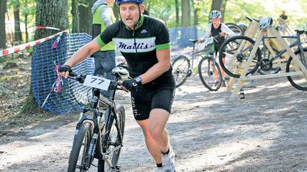Laufen – Radfahren – Laufen. Zweimal mussten die Athleten in den Wechselbereich und dort auf ihr Vehikel steigen oder es wieder abstellen.