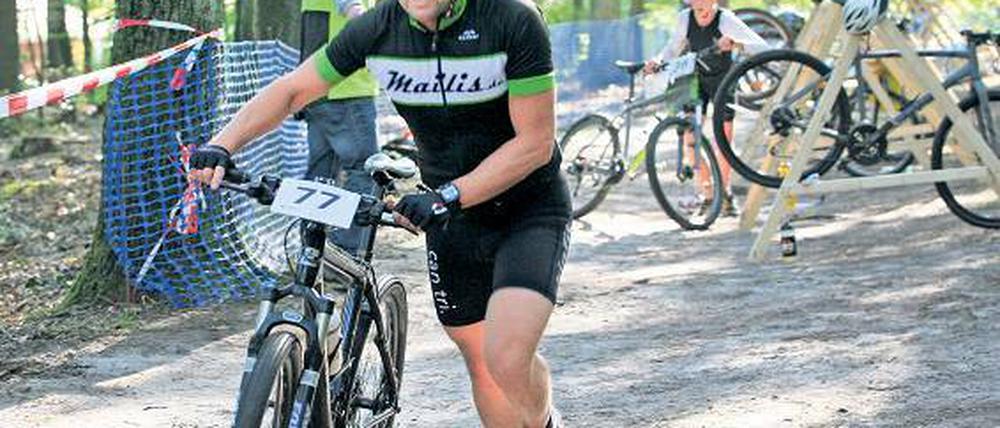 Laufen – Radfahren – Laufen. Zweimal mussten die Athleten in den Wechselbereich und dort auf ihr Vehikel steigen oder es wieder abstellen.