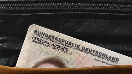 Ein mittelloser Rentner aus Potsdam kann sich einen neuen Personalausweis nicht leisten - und kam daher nicht an seine Rente ran.