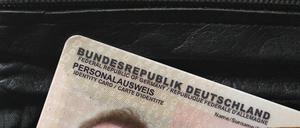 Ein mittelloser Rentner aus Potsdam kann sich einen neuen Personalausweis nicht leisten - und kam daher nicht an seine Rente ran.
