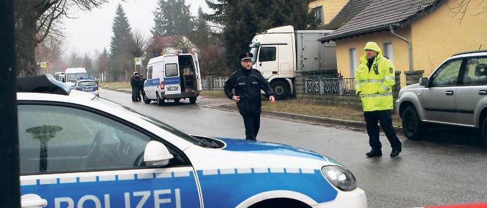 Wie im schlechten Western. Nach dem Schuss auf den Behördenmitarbeiter soll der Landwirt mit seiner Flinte schreiend auf der Dorfstraße von Klein Behnitz nach den Tierärztinnen gesucht haben.