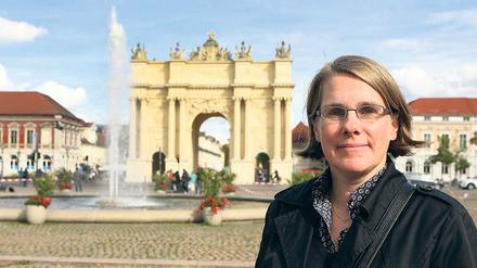 Am authentischen Ort. Heike Roth vom Forum-Verein ist eine der Initiatoren für ein Denkmal für die Wende-Demonstrationen 1989 auf dem Luisenplatz.