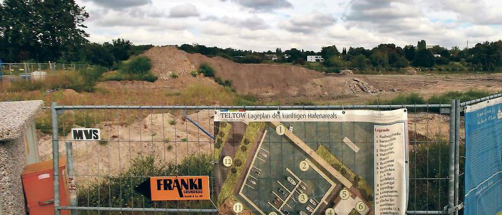 Pause auf der Baustelle. Seit zwei Monaten ruhen die Arbeiten auf der Großbaustelle am Teltowkanal weitgehend.