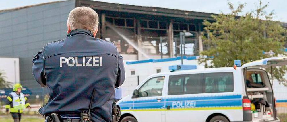 Immer im Einsatz. Die zunehmende Zahl von rechtsextremen Angriffen – wie hier in Nauen auf eine Asylunterkunft – aber auch Proteste, Auseinandersetzungen zwischen Flüchtlingen und die Registrierung machen der Polizei zu schaffen.