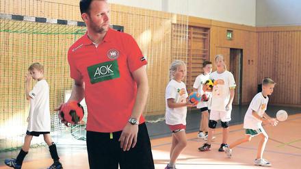 Prominenter Besuch in der Penne. Dagur Sigurdsson, Bundestrainer und Ex-Coach der Füchse Berlin, stand mit Stahnsdorfer Schülern auf dem Handballfeld und gab ihnen Tipps.