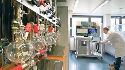 Fortschrittlich. Im Erweiterungsbau des Max-Planck-Instituts für Kolloid- und Grenzflächenforschung in Golm finden sich moderne Apparaturen: In diesem Raum werden innerhalb weniger Stunden sogenannte Zuckerketten produziert – früher dauerte dieser Prozess Jahre. Mit der Technik werden neue Impfstoffe erforscht.