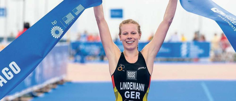 Bild mit Wiedererkennungswert. Wie im Vorjahr reißt Potsdams Triathletin Laura Lindemann das blaue Zielband bei der Junioren-Weltmeisterschaft durch.