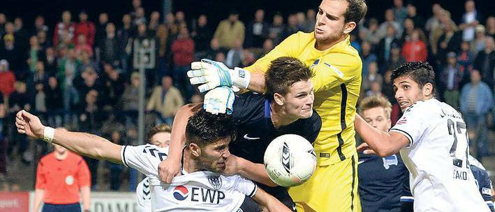 Vier Männer und ein Ball. Andis Shala, Nico Beyer, Hertha-Keeper Maruis Gersbek und Erdal Akdari (v.l.n.r.) im sportlichen Streit um das Spielgerät.