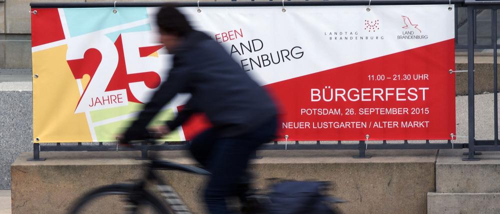 Ein Plakat für das geplante Bürgerfest zum 25-jährigen Bestehen des Landes Brandenburg. Brandenburg lässt sich sein Bürgerfest zum 25-jährigen Bestehen am Wochenende in Potsdam 200.000 Euro kosten.