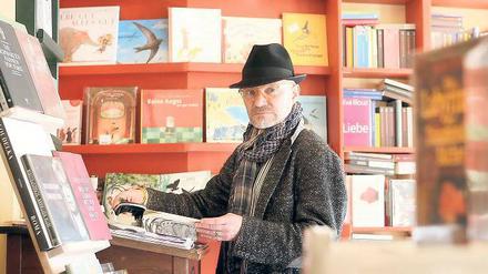 Carsten Wist an seinem Arbeitsplatz im Literaturladen. „Jede Stadt bekommt den Buchladen, den sie verdient“, ist sein Lieblingsspruch.