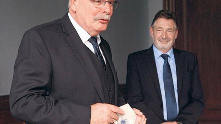 Begnadeter Prediger. Superintendent Hans Ulrich Schulz (l.) trug sich in das Goldene Buch der Stadt Potsdam ein. Oberbürgermeister Jakobs würdigte ihn als „wichtige Stimme in Potsdam“.
