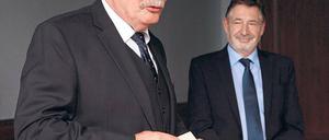 Begnadeter Prediger. Superintendent Hans Ulrich Schulz (l.) trug sich in das Goldene Buch der Stadt Potsdam ein. Oberbürgermeister Jakobs würdigte ihn als „wichtige Stimme in Potsdam“.
