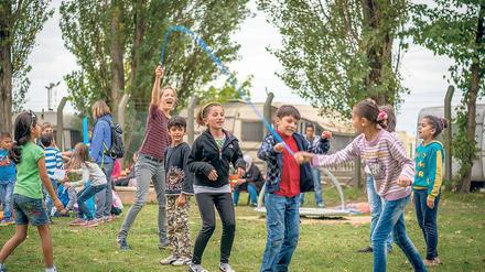 Gemeinsam Spaß haben. Die Spielenachmittage bringen Flüchtlingskinder und einheimische Kinder in Ferch zusammen. Jede Woche bieten freiwillige Helfer Bastelnachmittage an oder unternehmen gemeinsame Ausflüge.