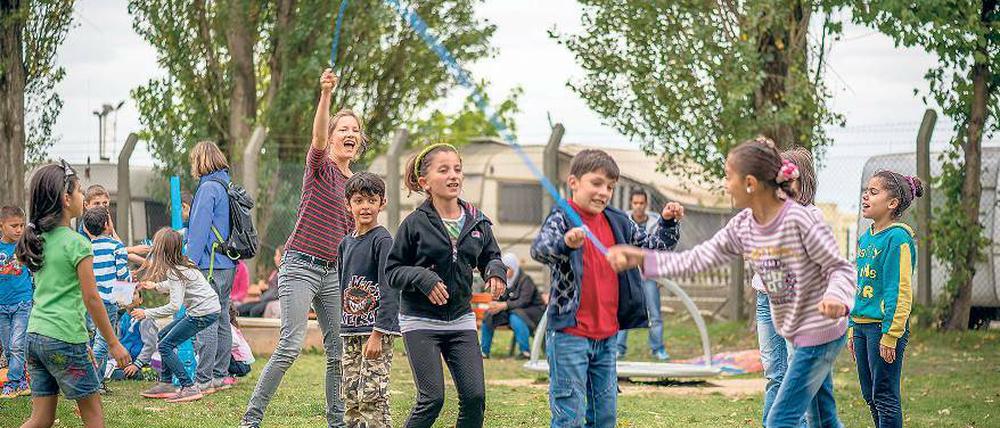 Gemeinsam Spaß haben. Die Spielenachmittage bringen Flüchtlingskinder und einheimische Kinder in Ferch zusammen. Jede Woche bieten freiwillige Helfer Bastelnachmittage an oder unternehmen gemeinsame Ausflüge.
