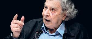 Gefeierter Held. In Griechenland ist „Canto General“-Komponist Mikis Theodorakis ein Star. Jetzt holt Christiane Heinke sein Werk nach Kleinmachnow.