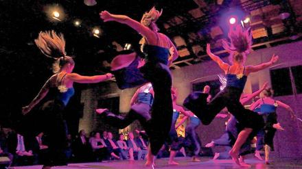 Der Sport ist bunt. Die Tanzgruppe des TSV Falkensee sorgte für Bewegung beim Festakt für „25 Jahre Sportland Brandenburg“, der am vergangenen Dienstag in der Potsdamer Schinkelhalle stattfand.