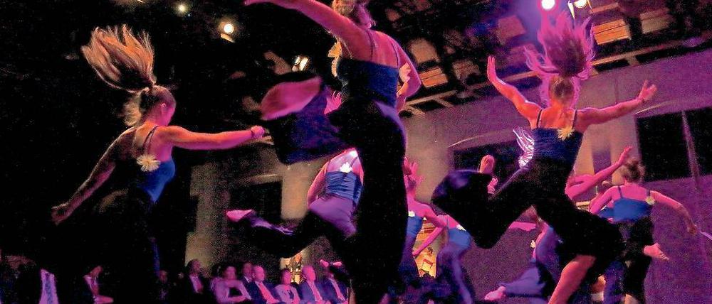 Der Sport ist bunt. Die Tanzgruppe des TSV Falkensee sorgte für Bewegung beim Festakt für „25 Jahre Sportland Brandenburg“, der am vergangenen Dienstag in der Potsdamer Schinkelhalle stattfand.