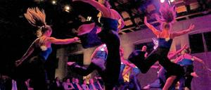 Der Sport ist bunt. Die Tanzgruppe des TSV Falkensee sorgte für Bewegung beim Festakt für „25 Jahre Sportland Brandenburg“, der am vergangenen Dienstag in der Potsdamer Schinkelhalle stattfand.