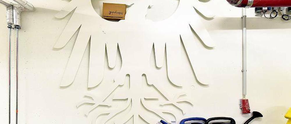 Nun kommt der weiße Adler aus dem Keller und findet einen neuen Platz in der Lobby des Landtags Brandenburg.