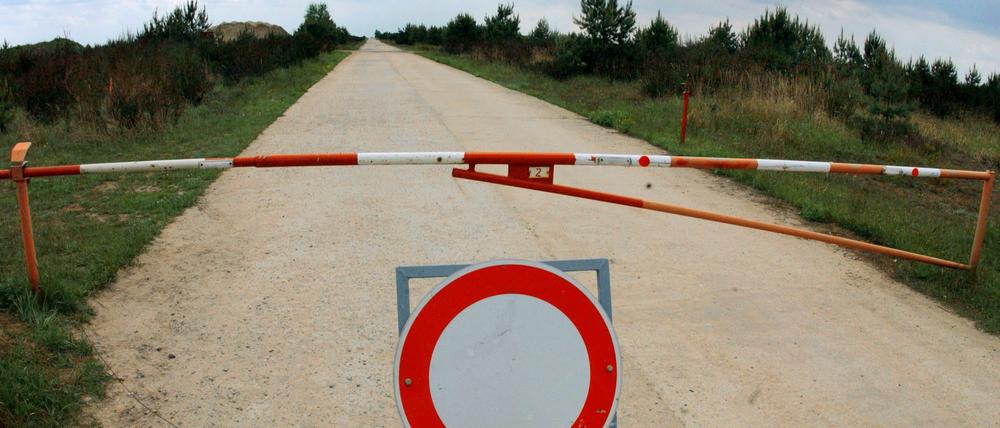 Ein gesperrter Zufahrtsweg des ehemaligen Truppenübungsplatzes im Norden Brandenburgs, auf dem Gelände verirrte sich nun ein 74-Jähriger.