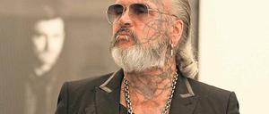 Hier lässt er alle rein. Berlins berühmtester Türsteher und Fotograf Sven Marquardt sieht inmitten seiner Bilder aus wie sein eigenes Model.