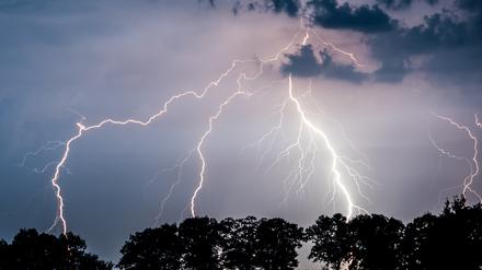 Das Sturmtief "Henri" bringt Gewitter und kräftige Böen nach Deutschland, in Brandenburg wird es ab Freitag kälter.