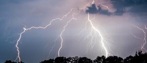 Das Sturmtief "Henri" bringt Gewitter und kräftige Böen nach Deutschland, in Brandenburg wird es ab Freitag kälter.